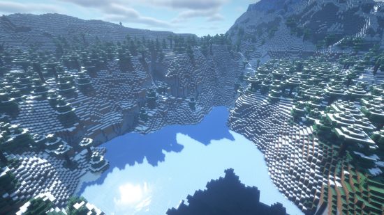 Seeds de Natal do Minecraft - 5488656216511509290: raios de sol derramam-se sobre montanhas cobertas de neve e um lago congelado.