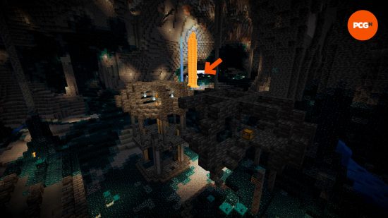 Captura de tela do jogo tirada de dentro de uma Cidade Antiga, com uma seta apontando através de uma lacuna, indicando onde uma segunda Cidade Antiga está localizada nesta incrível seed do Minecraft 1.20.