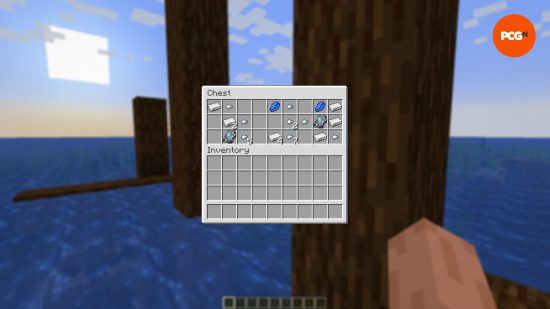 O conteúdo de um baú de tesouro no cenário de um naufrágio em mar aberto em uma das melhores seeds do Minecraft.