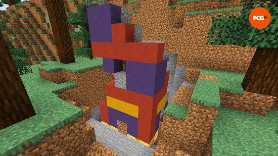 Minecraft seeds: Um edifício parcialmente descoberto de ruínas de trilha em uma seed de ruínas de trilha de spawn do Minecraft.